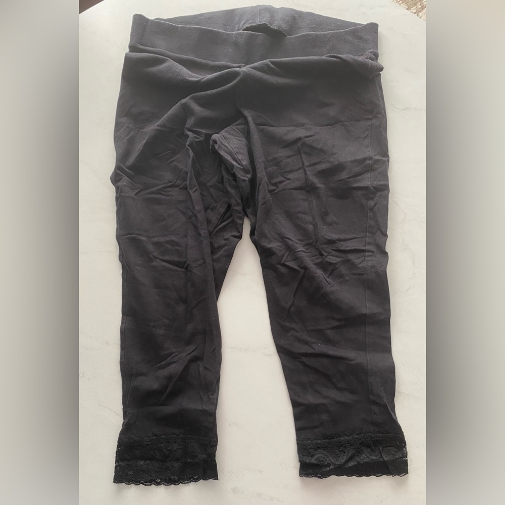 Torrid Capri Signature Waist Lace Trim Legging; Size 1